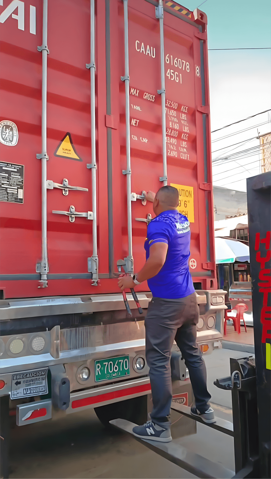 Apertura de un contenedor con maquinaria Atexco recién llegada a Colombia