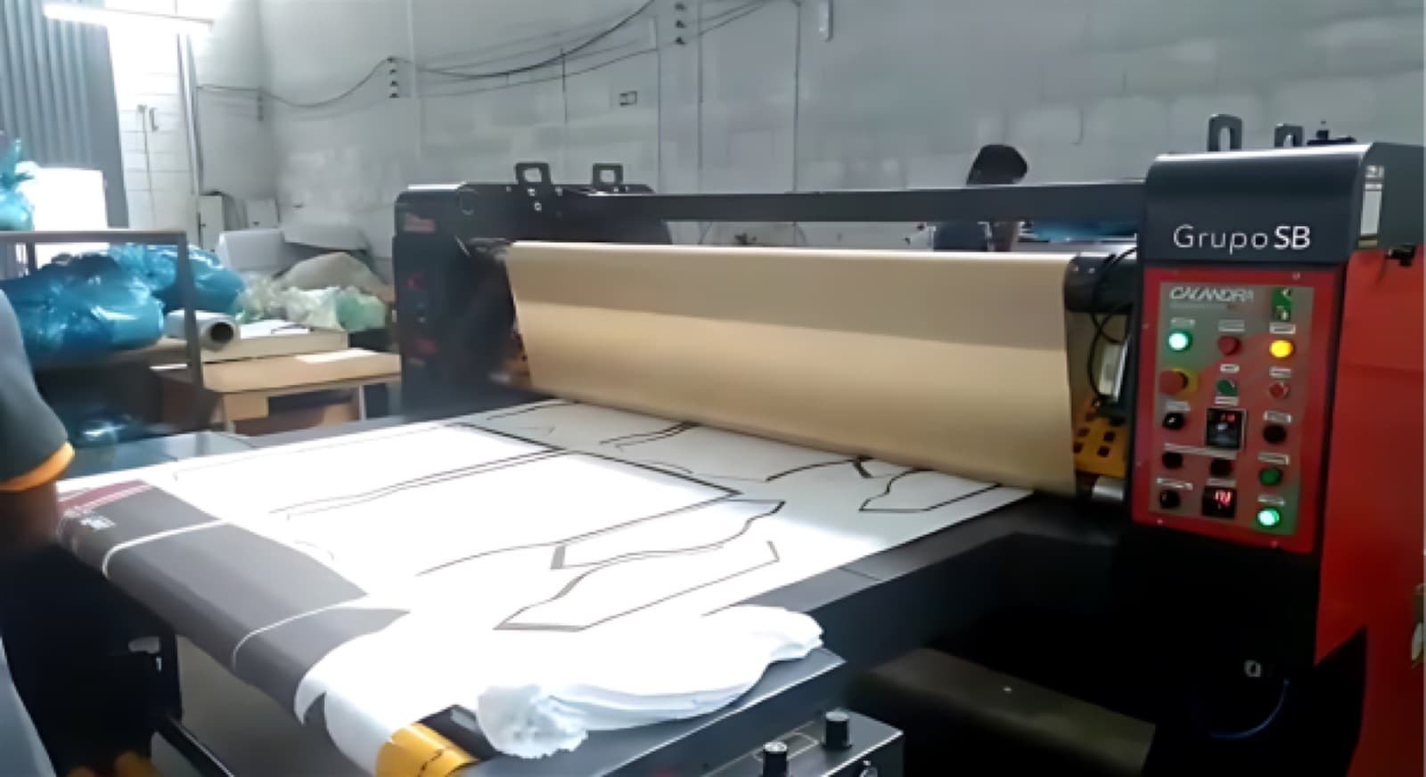 Papel protector trabajando en la calandra